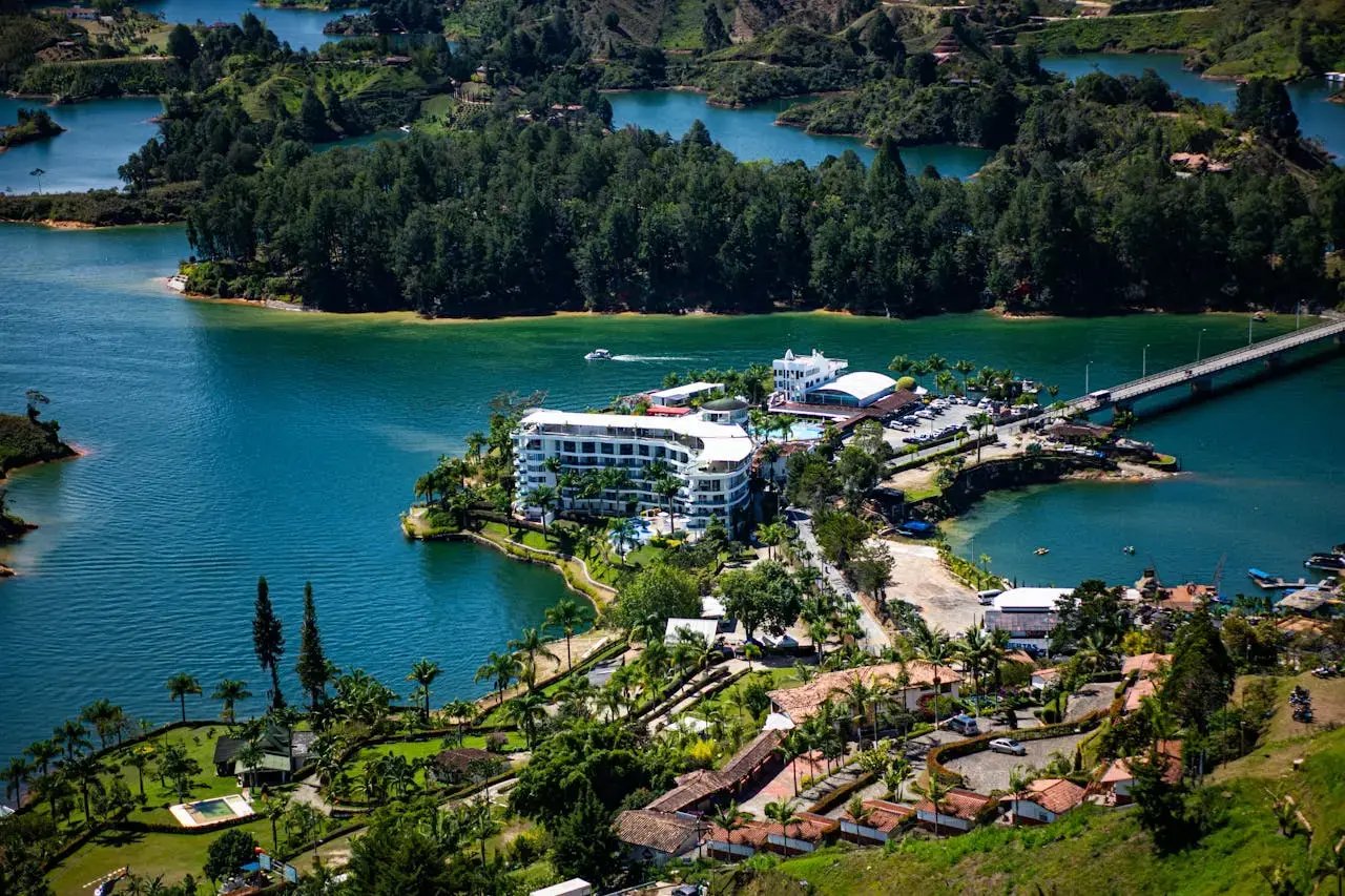 guatape-visitar-colombia